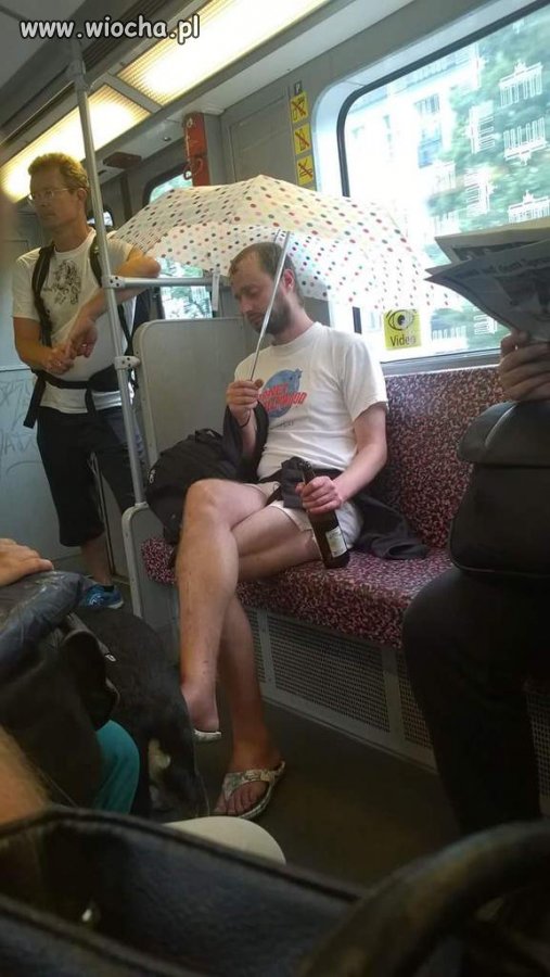 W metrze.