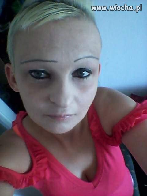 Paskudne brwi... Lepiej niech zmieni kosmetyczkę!!