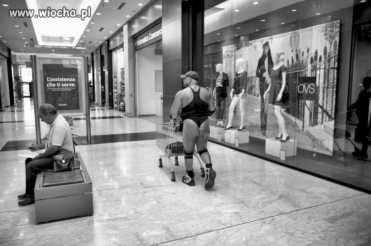 W centrum handlowym.
