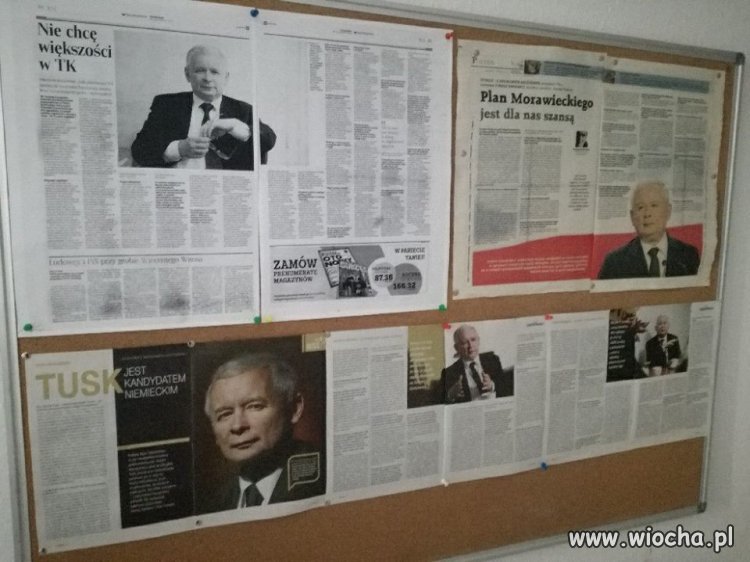 Tablica ogłoszeń w Urzędzie Miasta. 