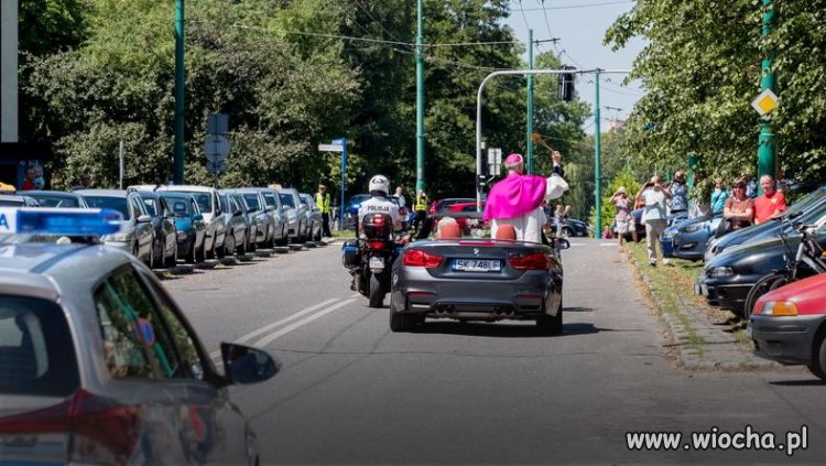 Z drogi śledzie bo ksiundz jedzie