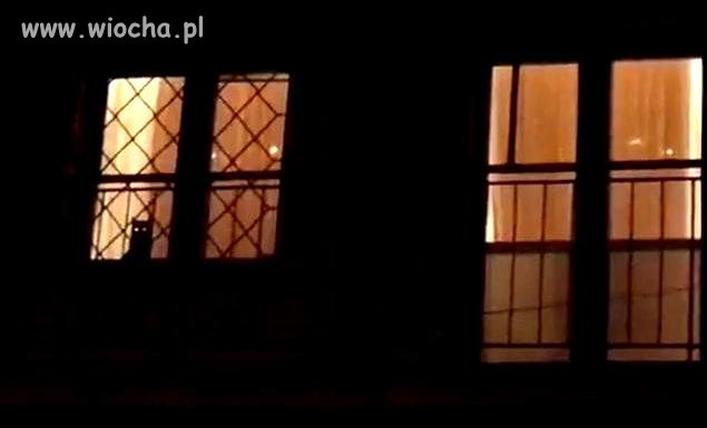 Tłumy przed domem J.Kaczyńskiego, głosne okrzyki..