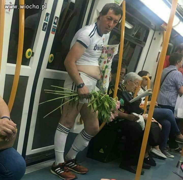 On idzie na randkę z dziewczyną.
