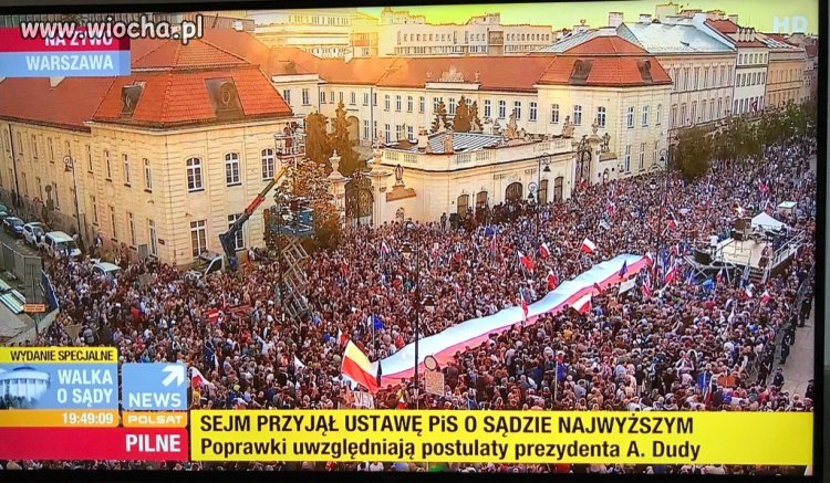 TVPis : pod pałacem zebrało sie kilkaset osób 