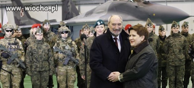 Wojskowa CASA lotniczą taksówką rządu.