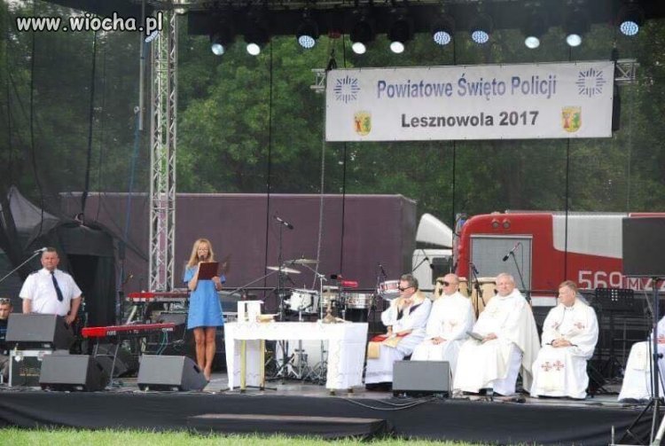 Policjanci w białych galowych mundurach świętują 