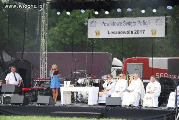Policjanci w białych galowych mundurach świętują 