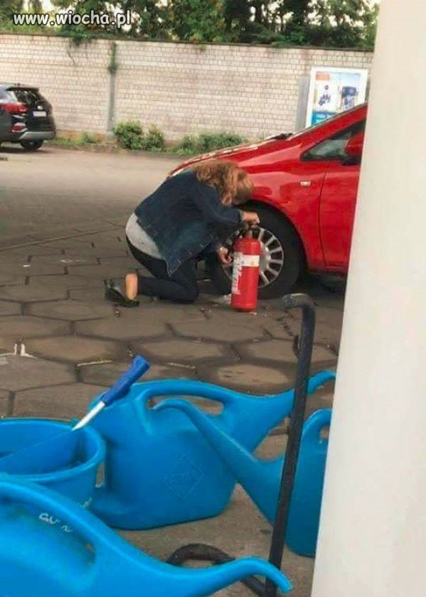 Blondynka pompuje koło.