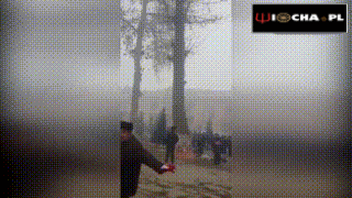-Idź pan stąd,bo na łeb panu spadnie...