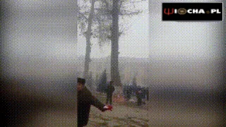 -Idź pan stąd,bo na łeb panu spadnie...
