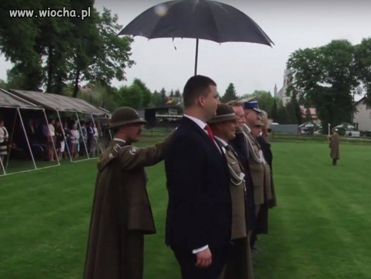 Żołnierz Polski nie jest od grabienia liści.