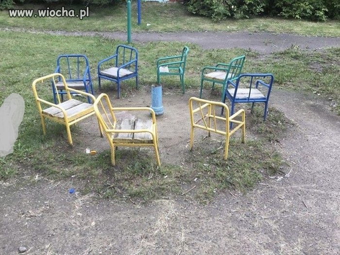 Takie tam z placu zabaw ...