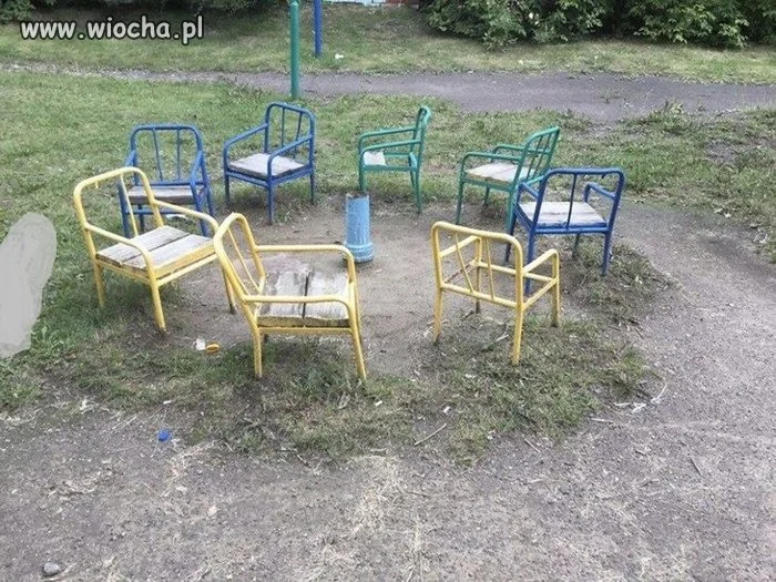 Takie tam z placu zabaw ...