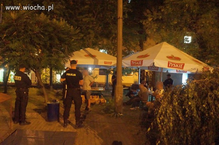 Przywiązali kolegę folią do drzewa, 49-latek zmarł