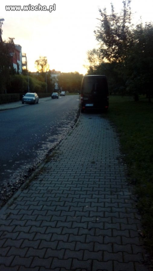 Idealne parkowanie na chodniku