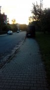 Idealne parkowanie na chodniku