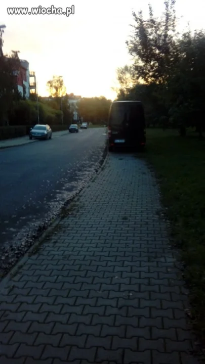 Idealne parkowanie na chodniku