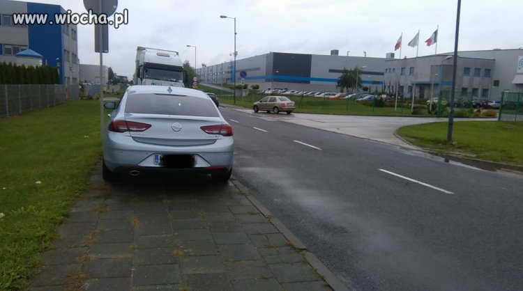 Kto mi zabroni z chodnika zrobić parking.