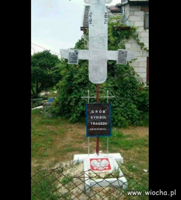 Grób symbol tragedii smoleńskiej