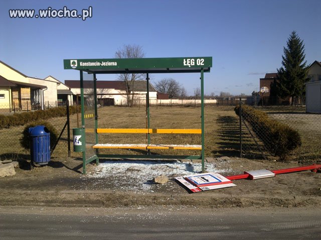 Zdewastowany nowy przystanek autobusowy 