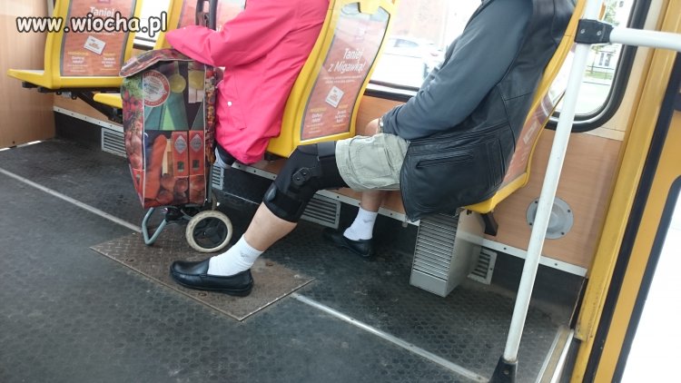 "Białe skarpetki, mokasyny