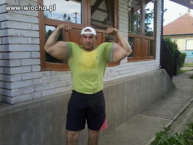 Tak się napiął, że aż ścianę i okno wygięło