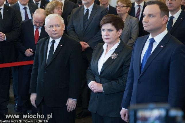 Wygląda jakby się kogoś albo czegoś bał
