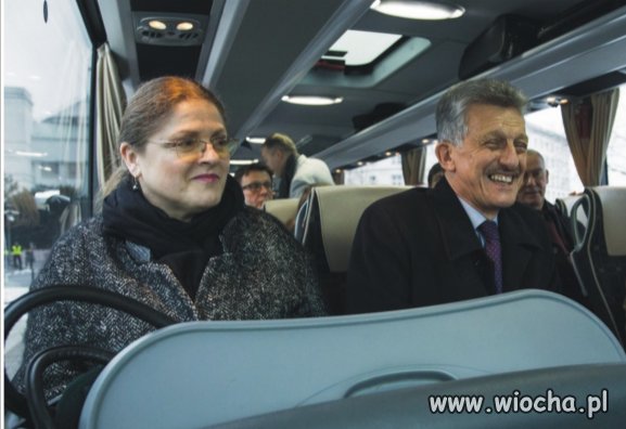 Autobus , czerwony po ulicach mego miasta mknie