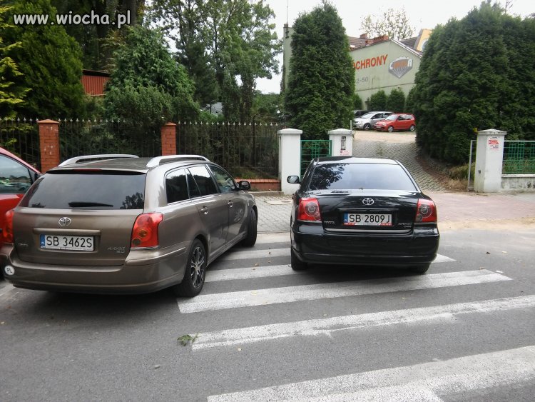 Parkowanie przed Gimnazjum w Bielsku