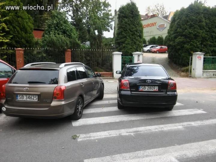 Parkowanie przed Gimnazjum w Bielsku
