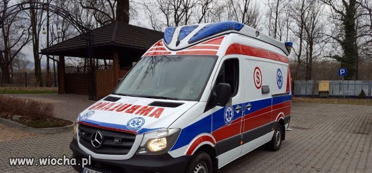Rezydenci  rozbijają sie tez mercedesami