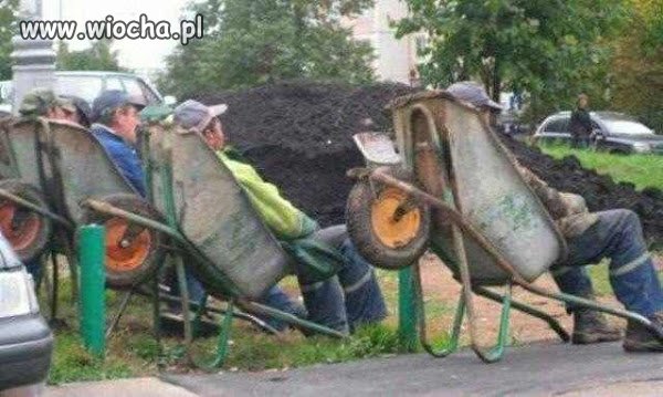 W przerwie obiadowej.