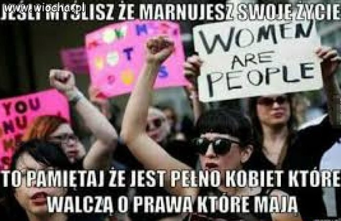 Ma czas cały dzień drzeć się z kartką 