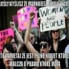 Ma czas cały dzień drzeć się z kartką 