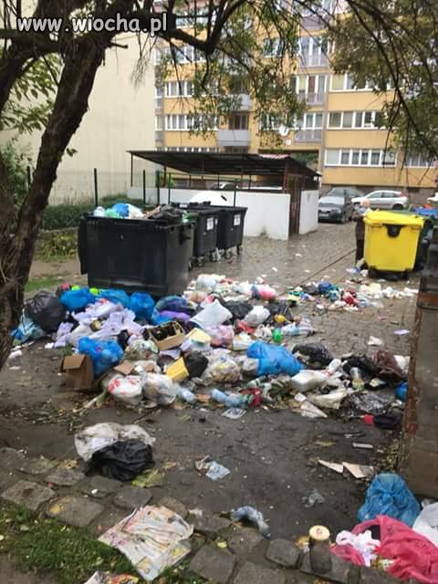 Kontynery są a śmieci leżą obok 