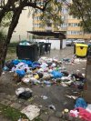 Kontynery są a śmieci leżą obok 