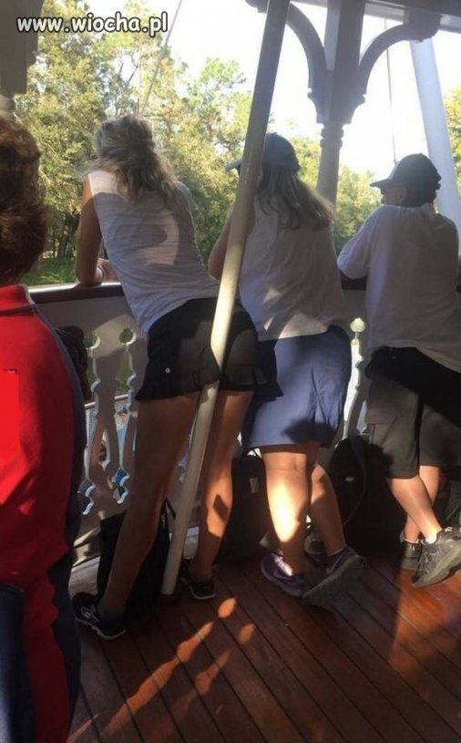 Delikatnie objęła słupek