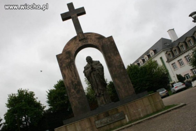 Pomnik JPII bez krzyża