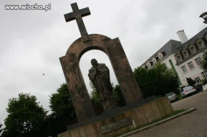 Pomnik JPII bez krzyża