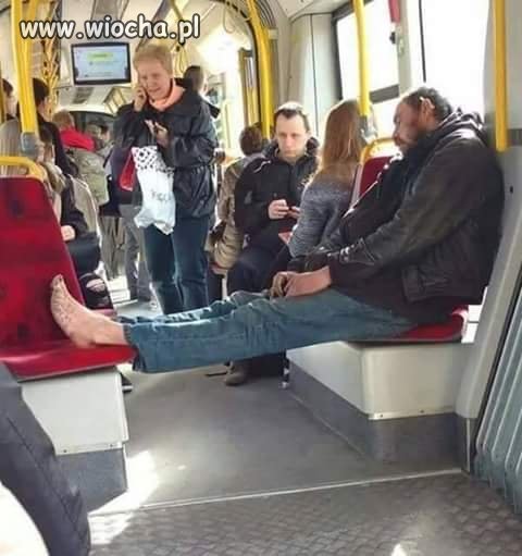 Żul jedzie w tramwaju 