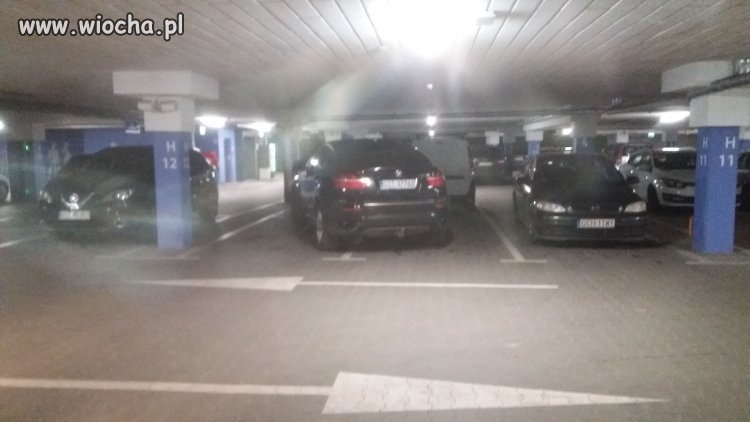 Tak się teraz Bmki parkuje!!!