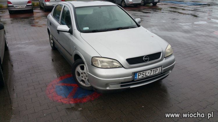 Parkowanie przed lidlem w Słupcy 