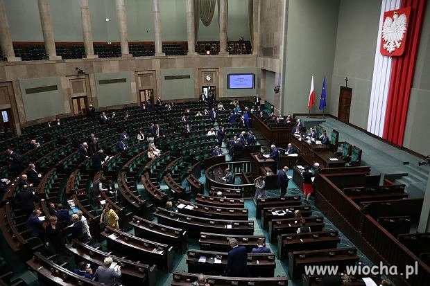 Po nocach pracują, to w dzień śpią w domach