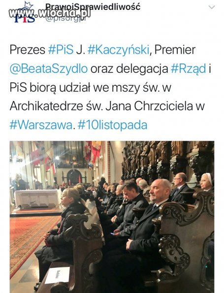 Jeden śpi a drugi bawi się telefonem w czasie mszy