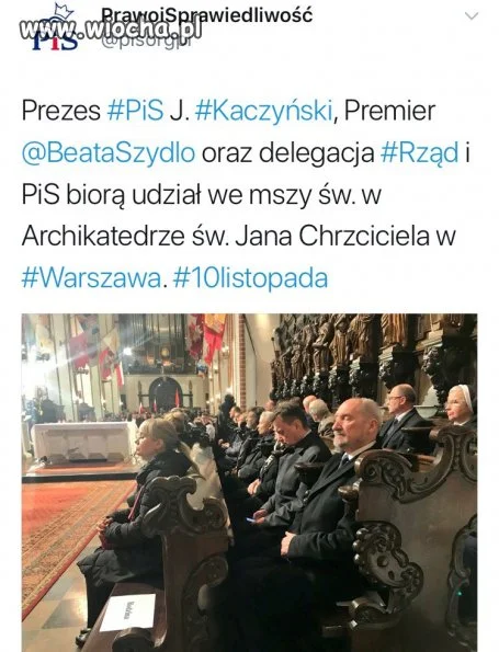 Jeden śpi a drugi bawi się telefonem w czasie mszy