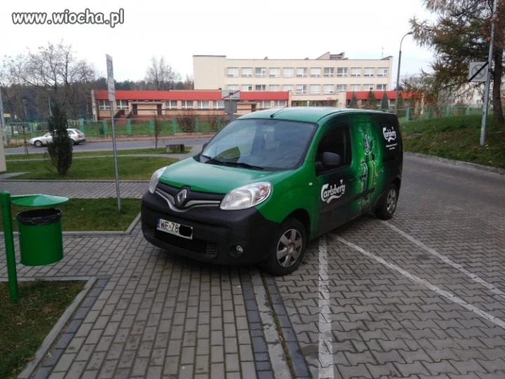 IDIOTA POD BLOKIEM