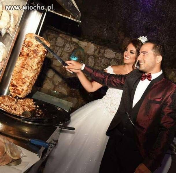 Pokroili tort weselny.