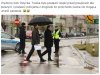 I tak że go nie niosą w lektyce...