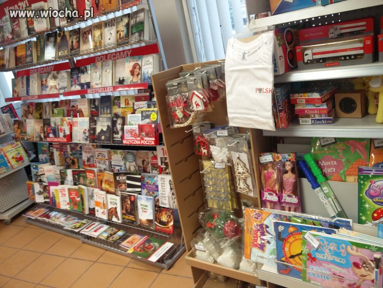 Poczta Polska, regały z g.. dookoła