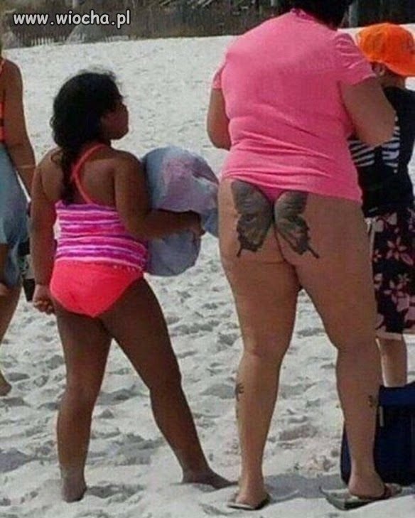 Tylko tatuaż na plaży.